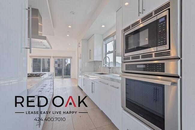 Building Photo - Stunning Three-Bedroom with Luxurious Fini...