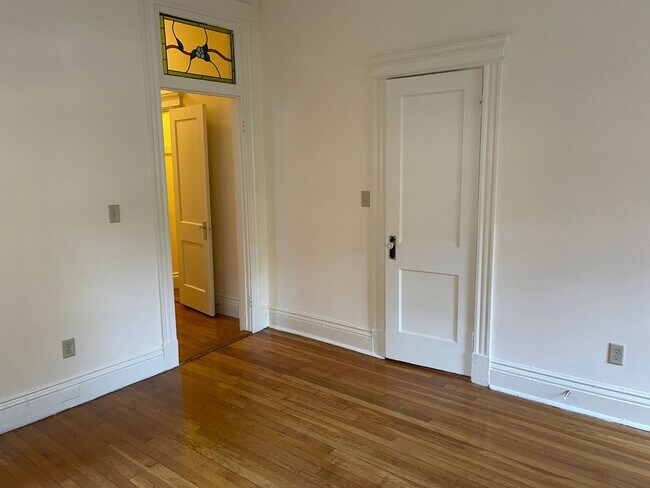 Foto del edificio - RENOVATED  HUGE STUDIO , 2 CLOSETS, EASY C...