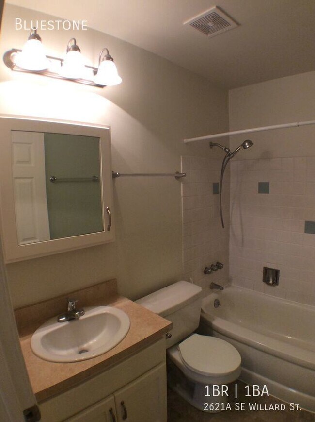 Building Photo - Top Floor 1 Bedroom Near Orange Line