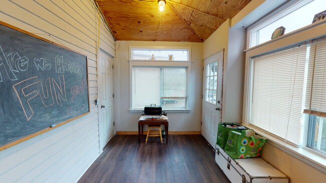 Building Photo - Charming 1BR + Bonus Sunroom - Near Yale, ...