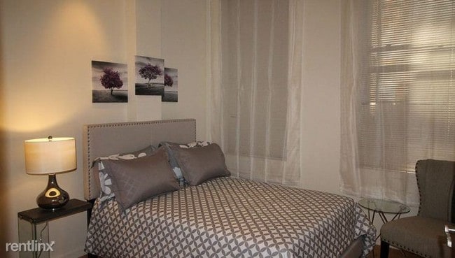 Building Photo - 19 E 17th St