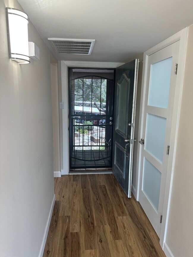 Vestíbulo de entrada - 4800 N Stanton St