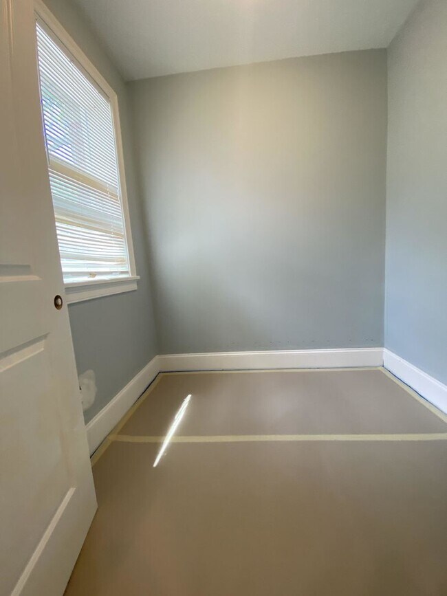 Building Photo - Spacious & Updated 5 Bed with Two Porches!