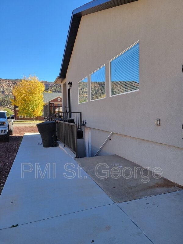 Building Photo - 1065 Canyon St