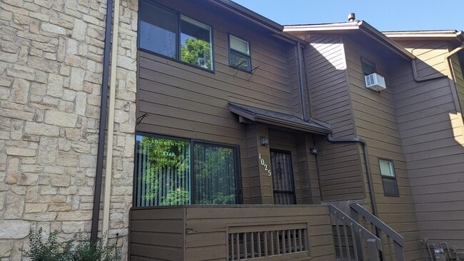 Building Photo - 1025 Moorings Dr
