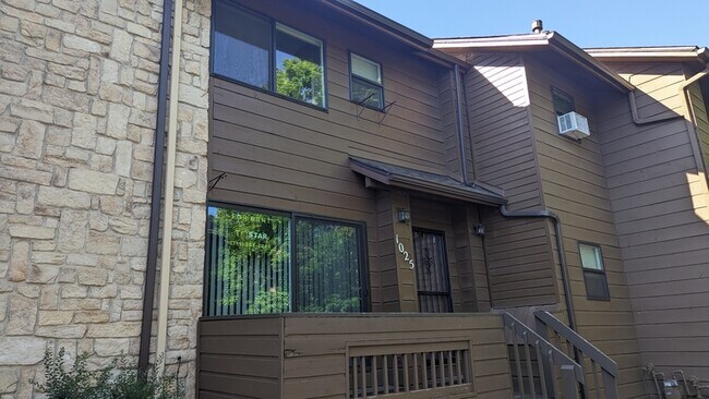 Foto del edificio - 1025 Moorings Dr