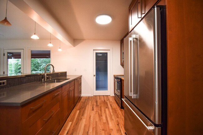 Building Photo - Beautiful 3 Bedroom Home in SW Portland