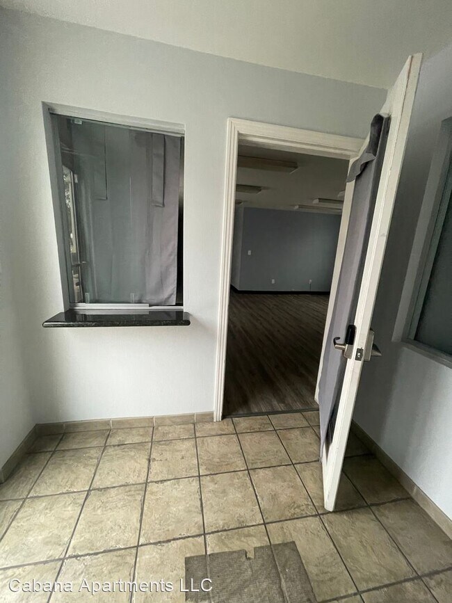 Building Photo - Studio, 2 bath House - 420 S. Jones