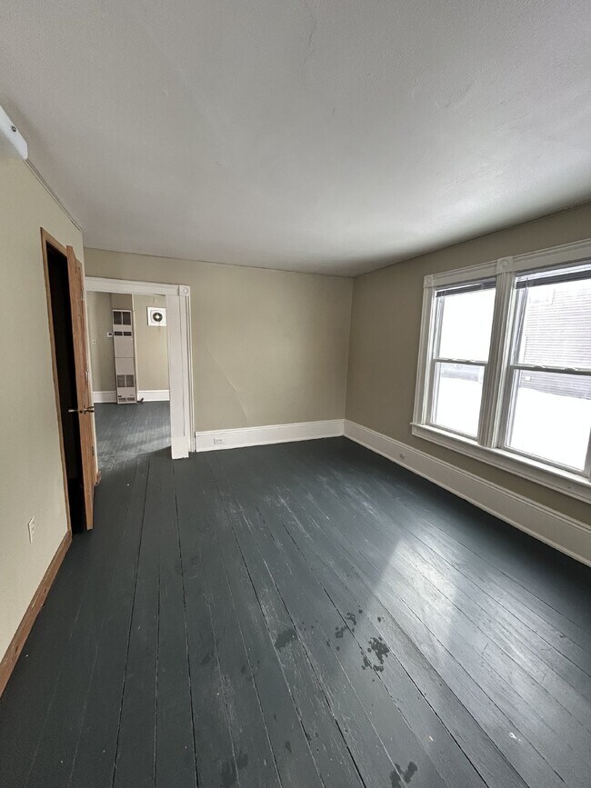 Foto del edificio - 4 bed 1 bath close to Water St, biking/walking trails, and Sonnentag, Available June 1st!