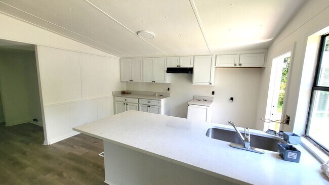 Foto del edificio - Nicely Remodeled Three Bedroom House for R...