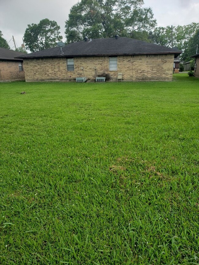 Building Photo - 320-322 N 6th Street