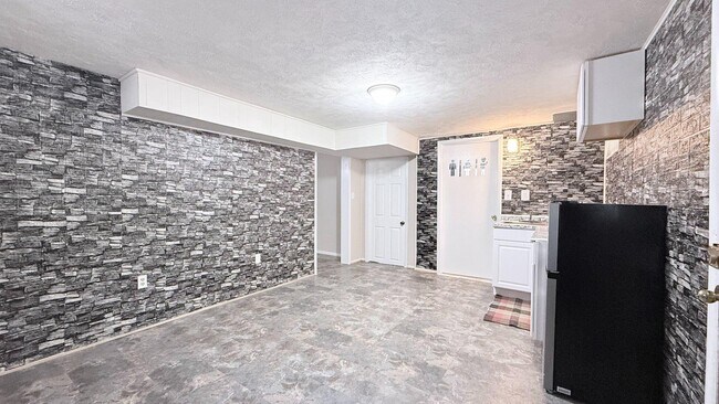 Foto del edificio - 4203 Maple Rd