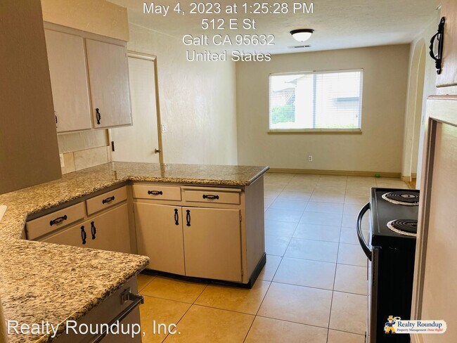 Building Photo - 3 br, 2 bath House - 512 E St