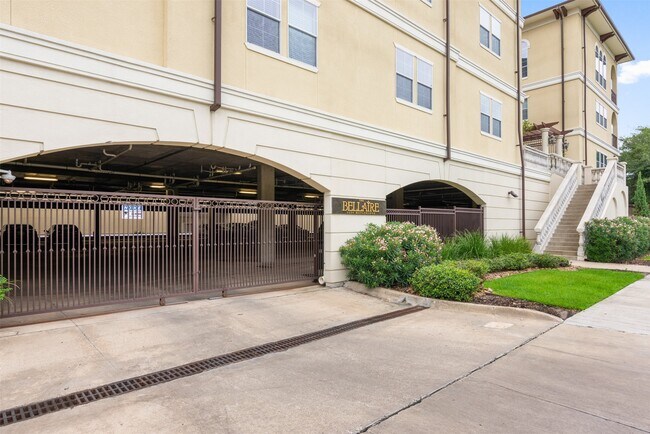 Foto del edificio - 7134 Mapleridge St