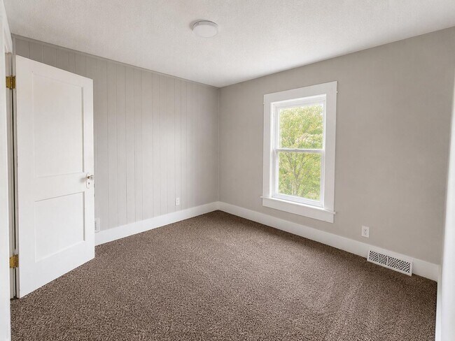 Building Photo - 4-Bedroom Home for Rent in Akron – Only $1,500!