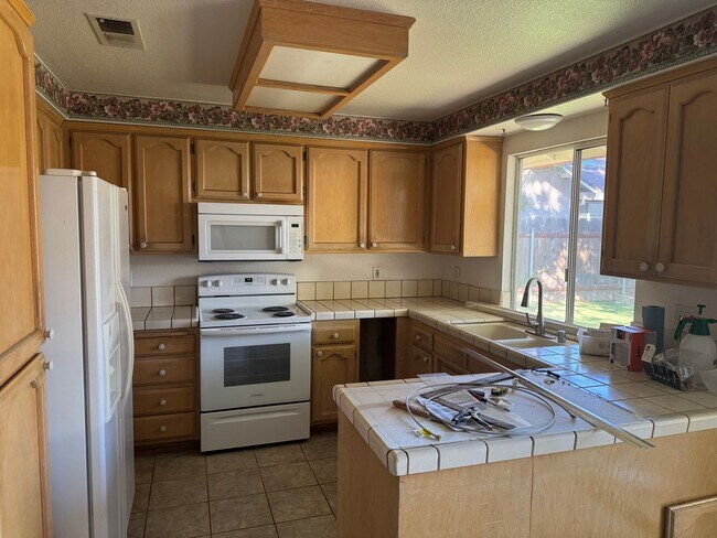Building Photo - 3 bedroom 2 bath house in established neighborhood
