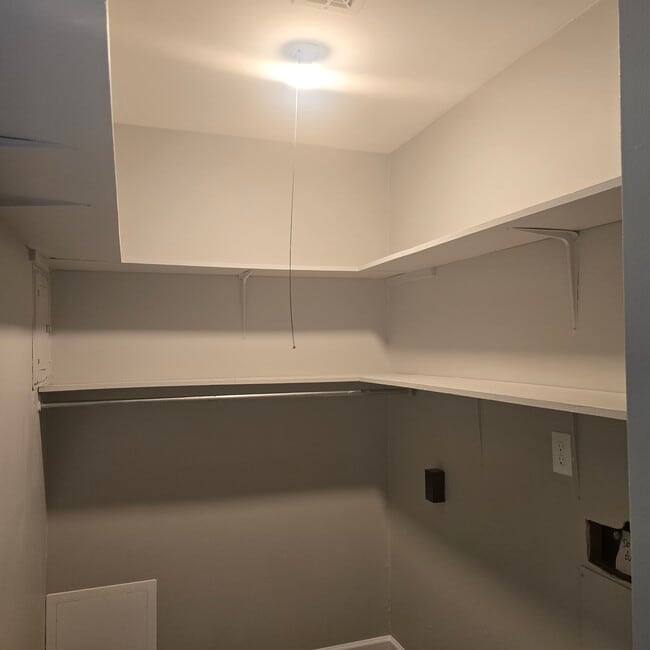 Building Photo - 994 Nilles Rd