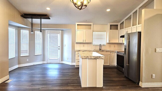 Foto del edificio - Beautiful Three Bedroom, Three Bathroom