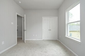 Building Photo - 1043 Marcolin