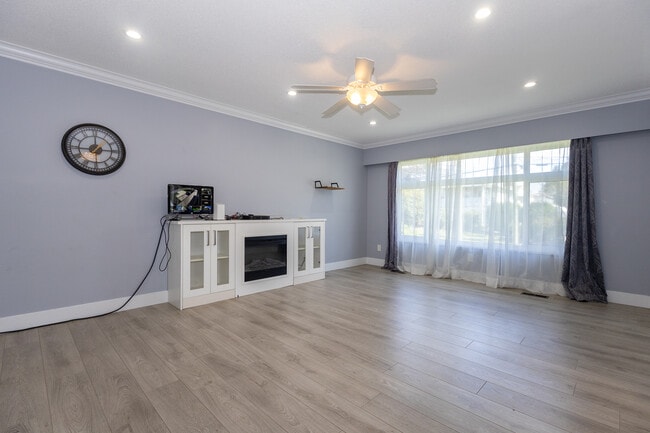 Building Photo - 7395 Minster Dr S