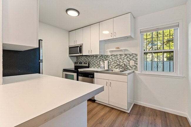Building Photo - Beautiful 2 bedroom, 1 bathroom Condo in Bouldin Creek!!!