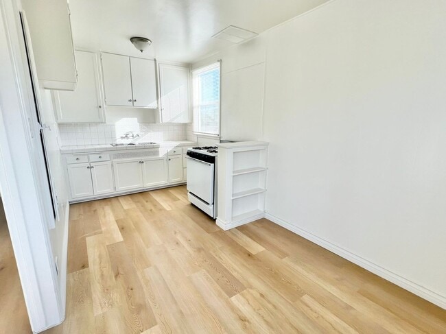 Foto del edificio - Bright Upstairs End-Unit 1 Bed / 1 Bath with Garage Options in Quiet Bixby Knolls Community