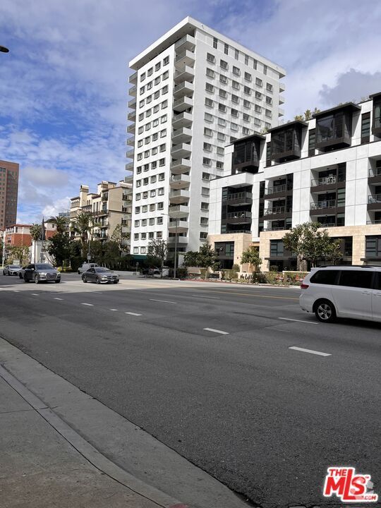 Building Photo - 10787 Wilshire Blvd