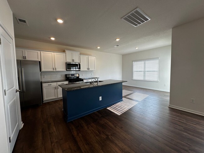 Building Photo - 4 bed/2.5 bath home - E Morristown