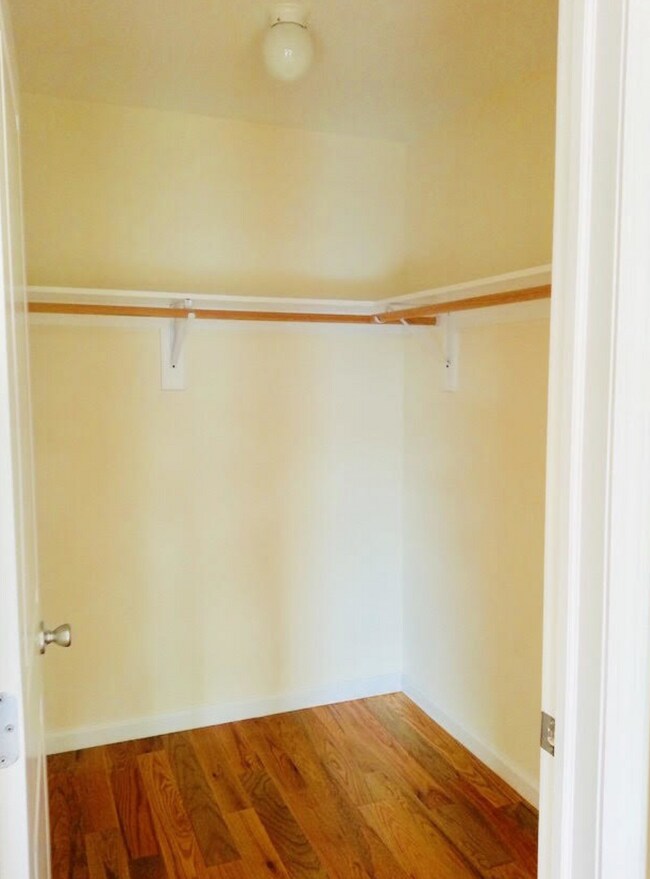 Closet - 508 2nd Ave