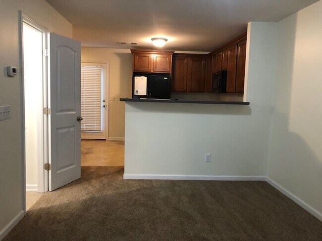 Building Photo - Nice 2 bedroom 2.5 bath Townhome