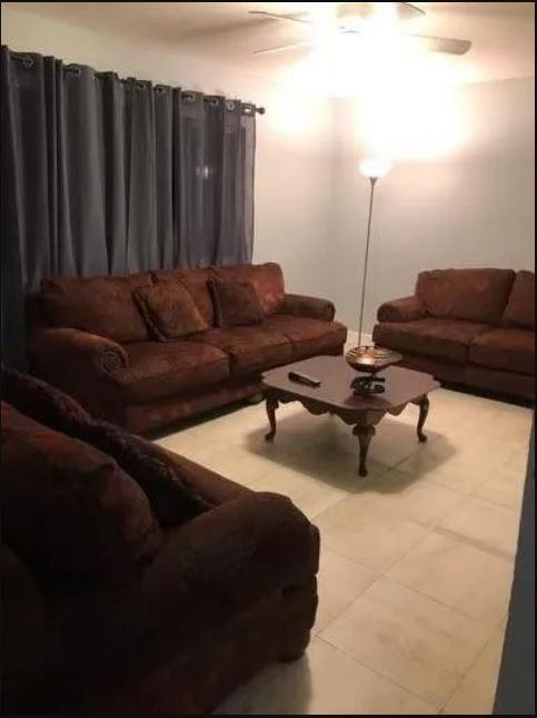Foto del edificio - 1611 E Mistletoe Ave