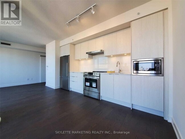 Building Photo - 25 Richmond St E