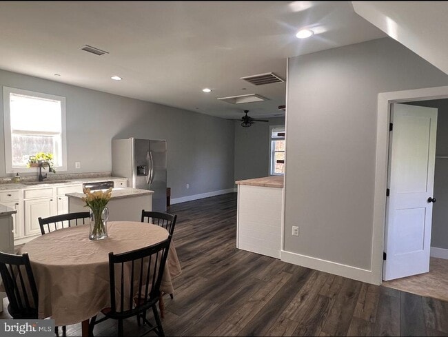 Foto del edificio - 8449 Stevens Rd