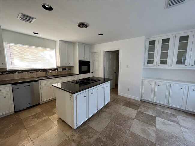 Foto del edificio - 15115 Corona Del Mar Dr