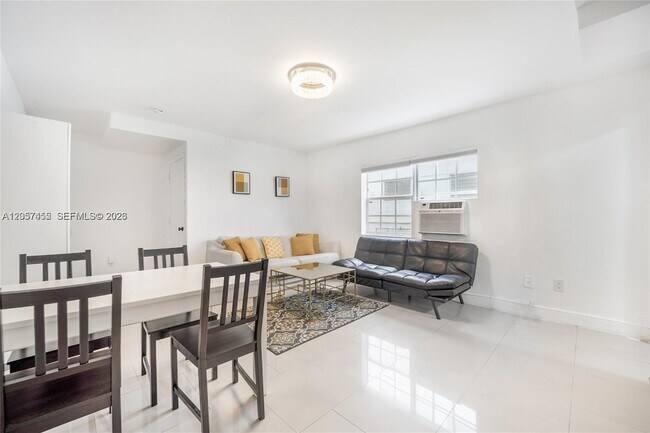Foto del edificio - 6966 Byron Ave