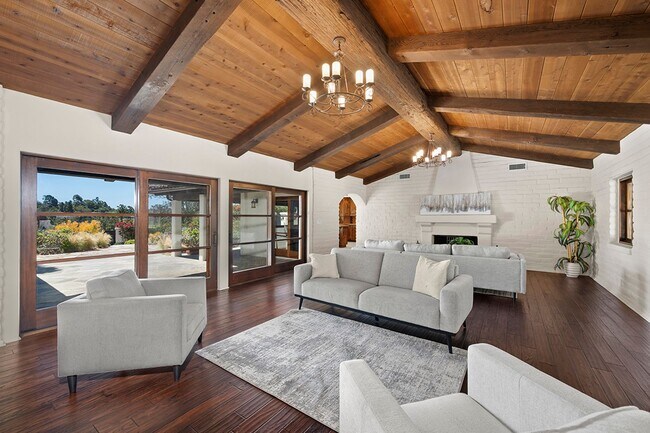 Foto del edificio - This Beautiful Hacienda Style Home combine...