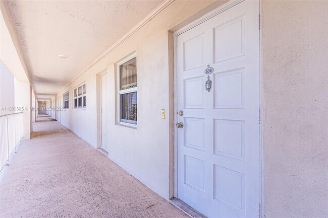 Foto del edificio - 2671 S Course Dr