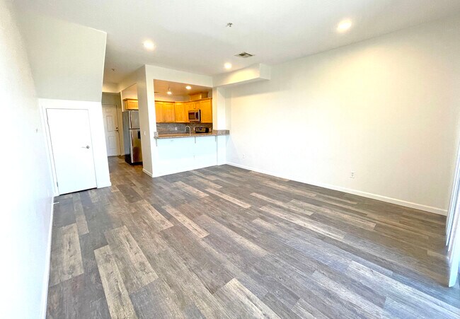 Sala de estar 2 - 5330 Satsuma Ave