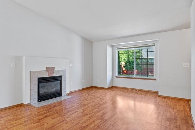 Building Photo - Secluded 3 bedroom 2 bath home close to Wo...