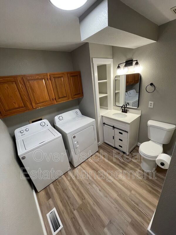 Foto del edificio - 6131 Prosperity Dr