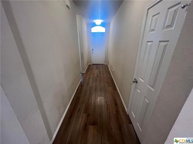 Foto del edificio - Lovely 3 bed 2 bath coming soon!