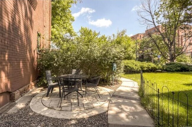 Patio lateral - 726 East 16th Avenue