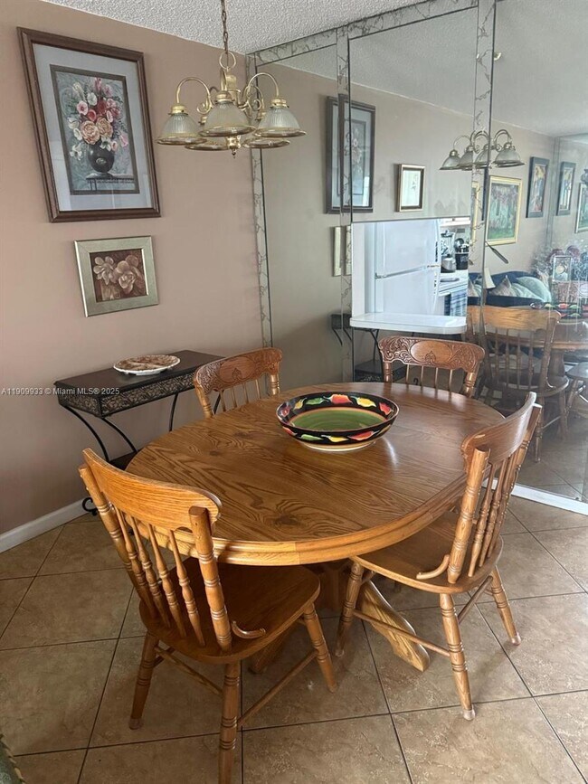 Foto del edificio - 8220 Sunrise Lakes Blvd