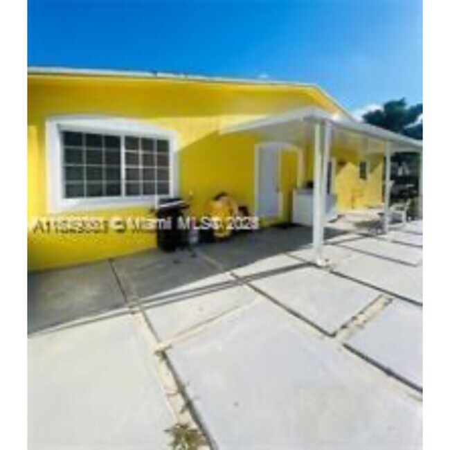 Building Photo - 10440 NW 28th Ct