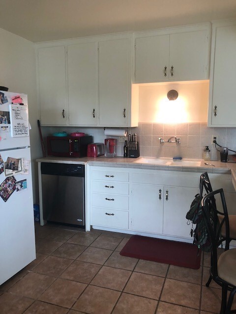 Building Photo - Spacious  2 bed / 1 bath upper floor Unit ...