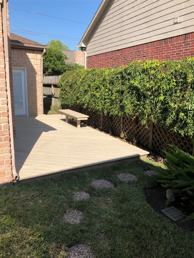 Foto del edificio - 10310 Chevy Chase Dr