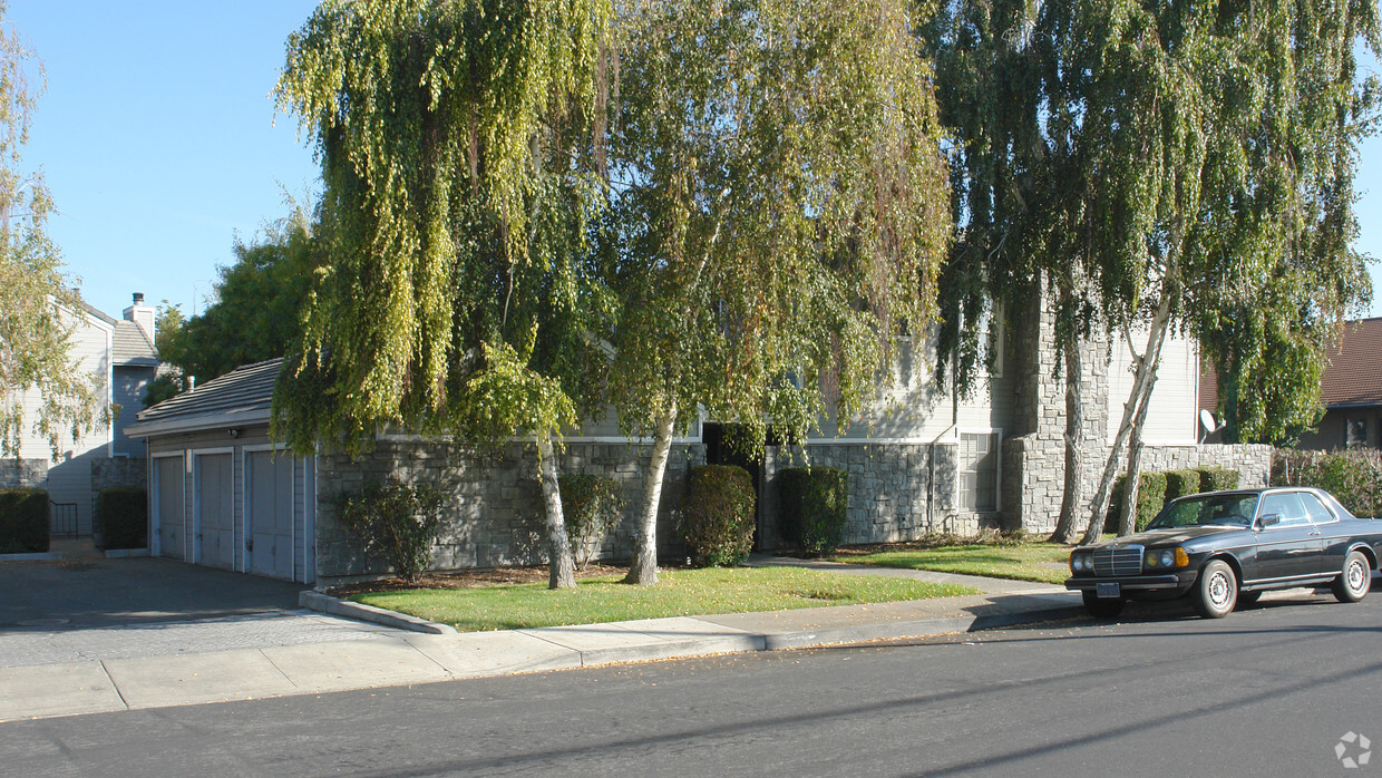 Building Photo - 1981 St Lawrence Dr