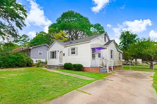Foto del edificio - Available Now! 3 BR | 1.5 BA w/ Bonus Area just Minutes from Seymour Johnson!!