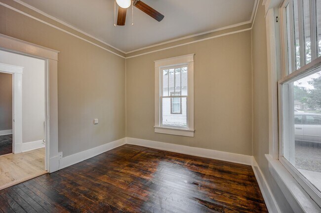 Building Photo - Freshly Updated 2 Bedroom House