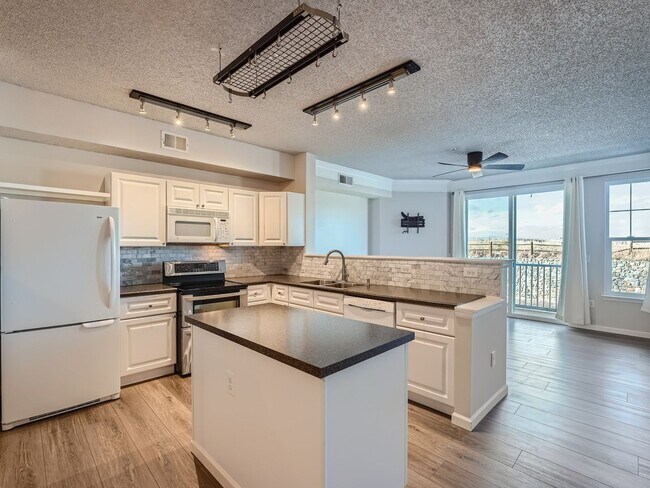 Foto del edificio - Charming Townhome with Mountain Views and an Ideal Location Between Denver and Boulder